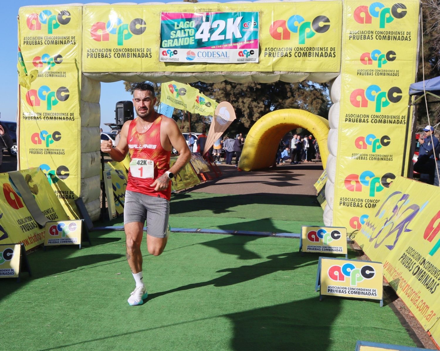 Maratón de Salto Grande: Natalia Pereyra de Montevideo y Francisco Bocanegra de Concordia fueron los ganadores