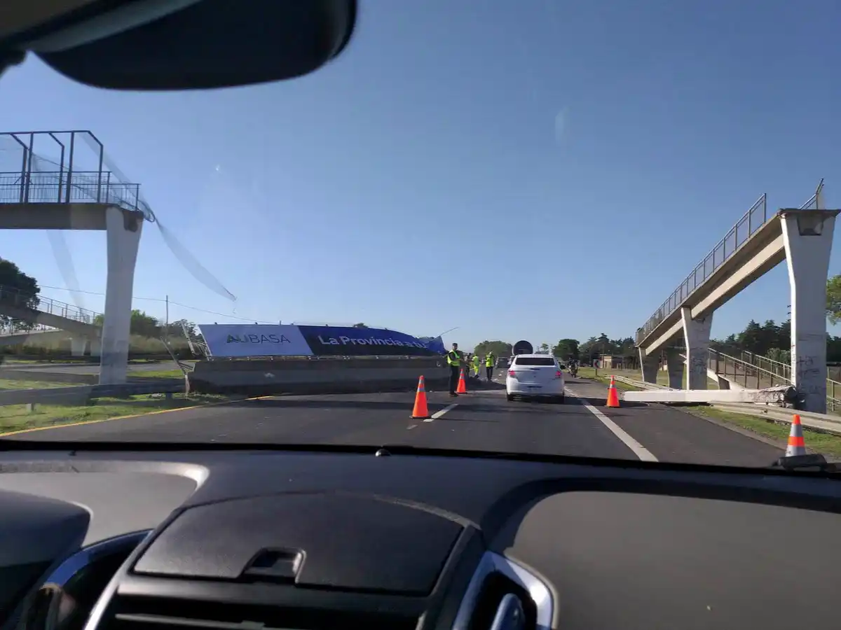 Un camión tiró abajo un puente peatonal en la ruta 2