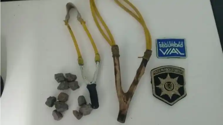 Dos chicos detenidos por atacar a gomerazos a vehículos en la autopista a Santa Fe