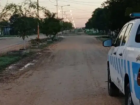 Patrullero de la Policía de Formosa estacionado en una calle de tierra de la ciudad de Clorinda, donde se realizó el operativo tras la denuncia por amenazas de muerte contra un hombre que fue detenido por las autoridades locales.