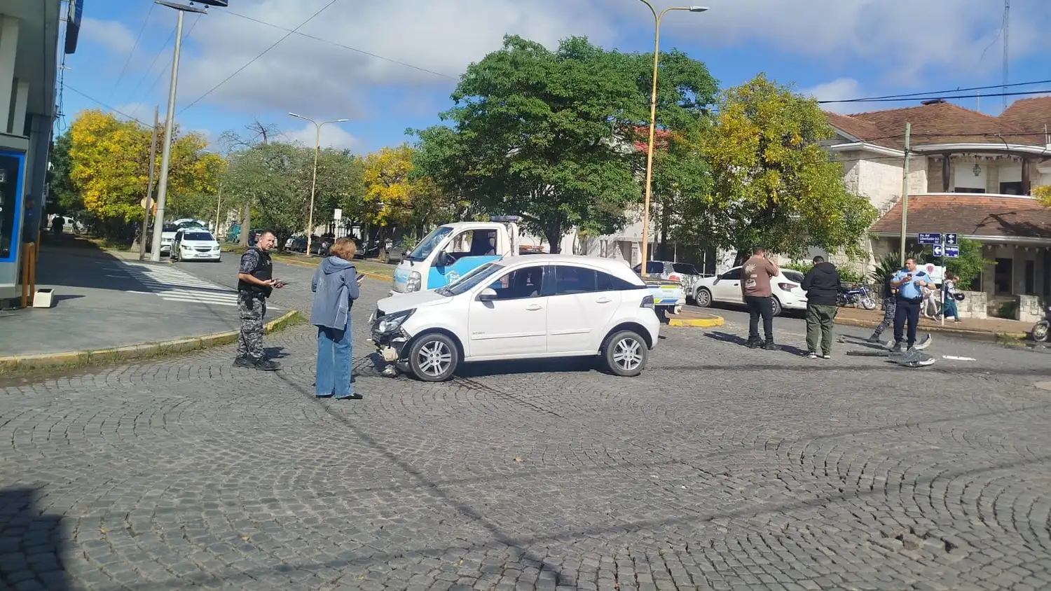 Choque entre dos autos: una mujer sufrió traumatismo de cráneo