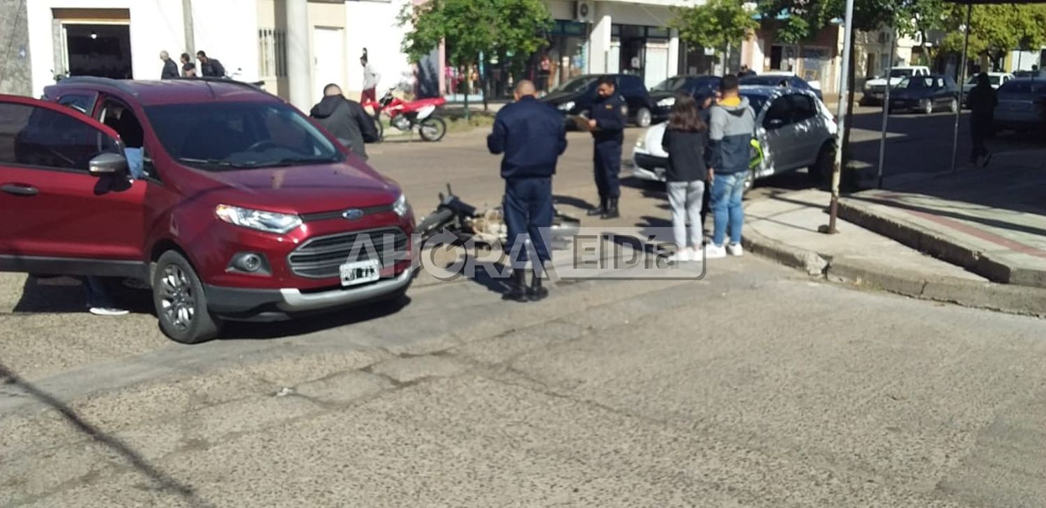 Chocaron una camioneta y una moto en Avenida Del Valle: una mujer resultó hospitalizada