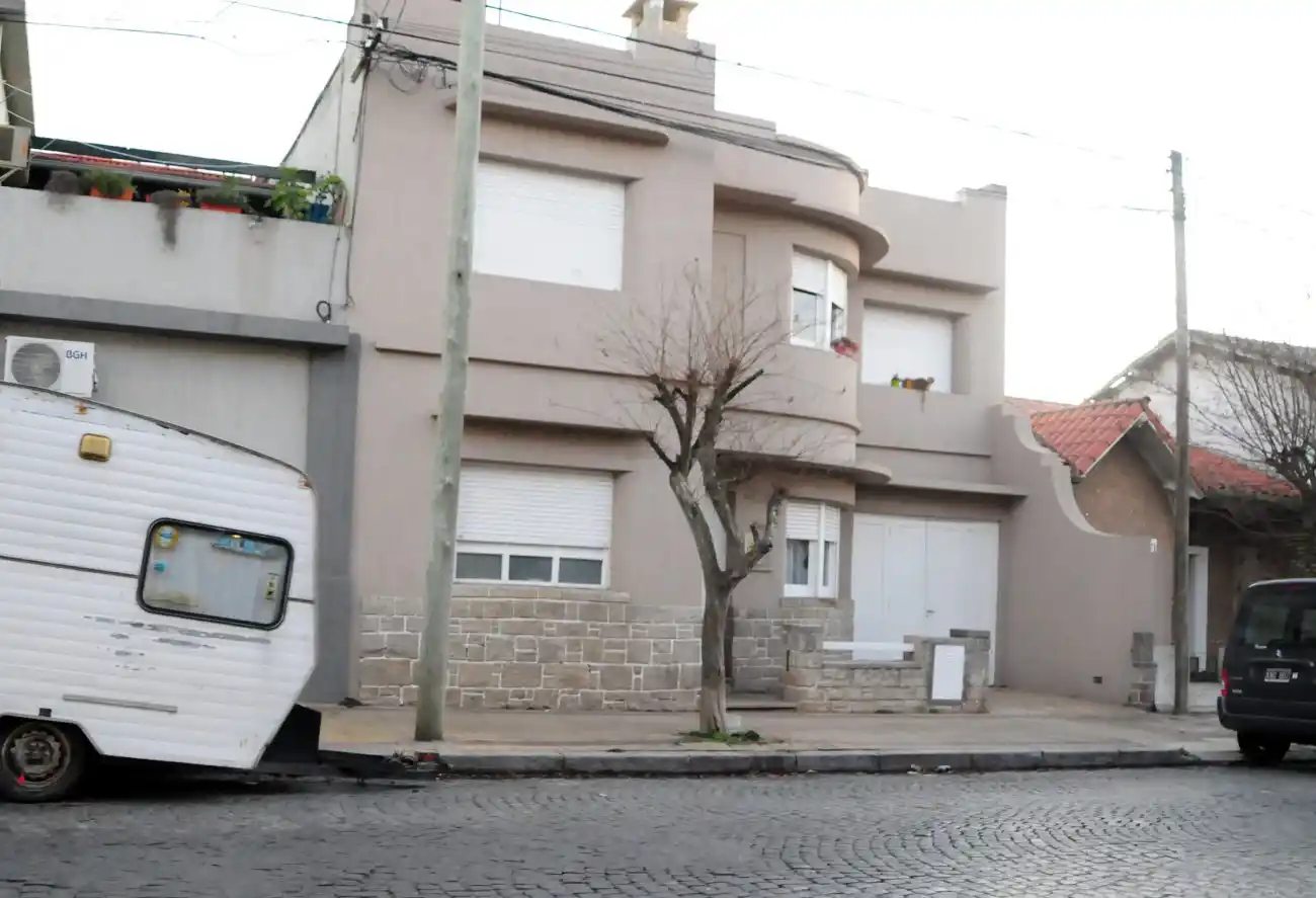 Burló al dueño de casa, ingresó y lo amenazó con un arma blanca para robarle