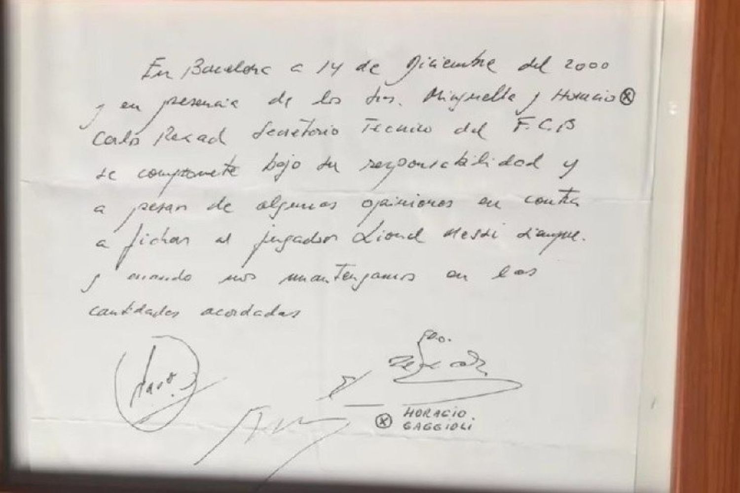 Subastan la mítica servilleta en la que Barcelona acordó el fichaje de Messi