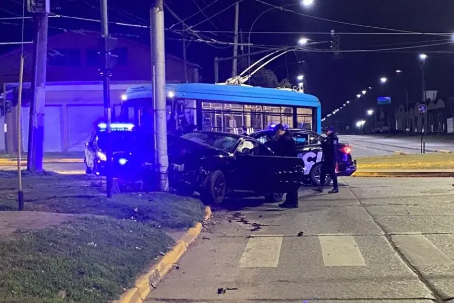 Un auto se incrustó contra una columna en zona noroeste.
