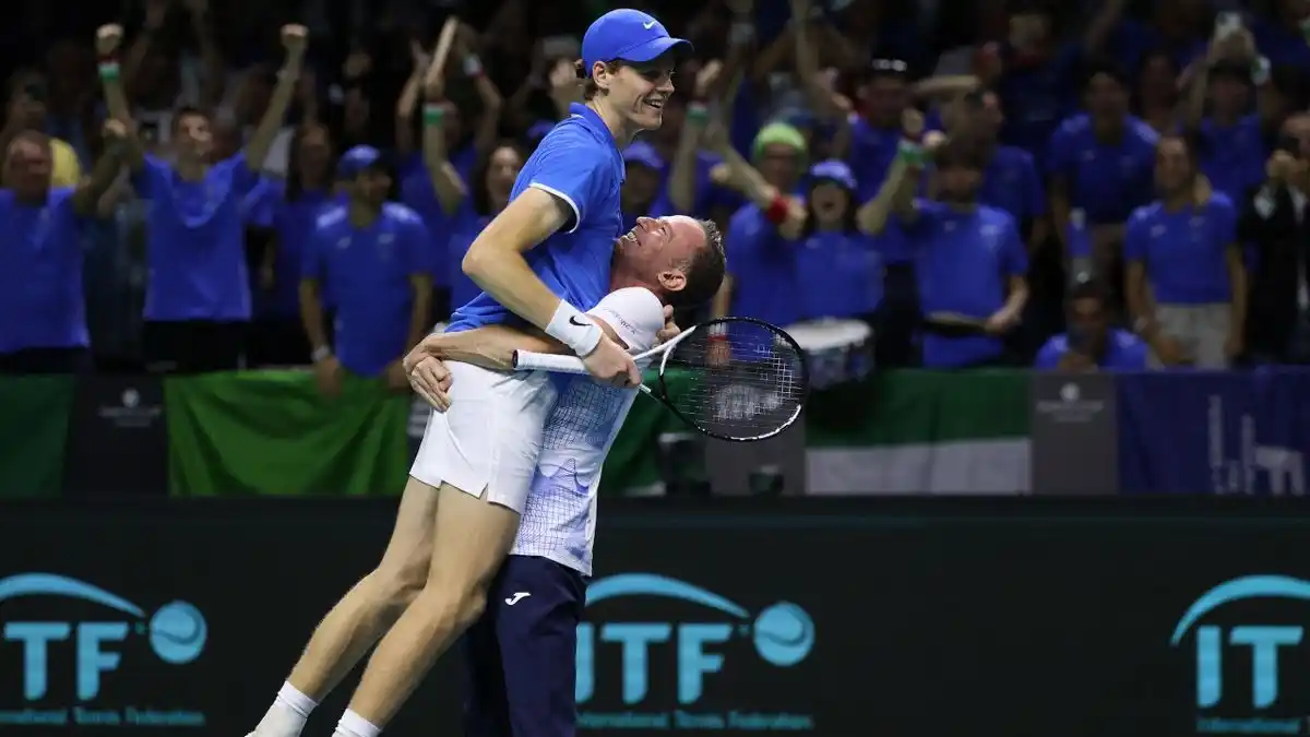 Festejo de Sinner y el capitán Volandri