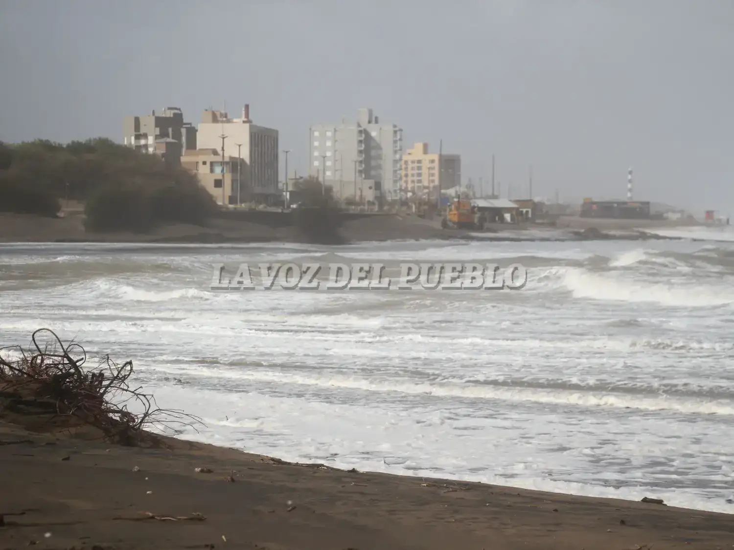 Viento muy intenso y fuerte avance del mar en Claromecó