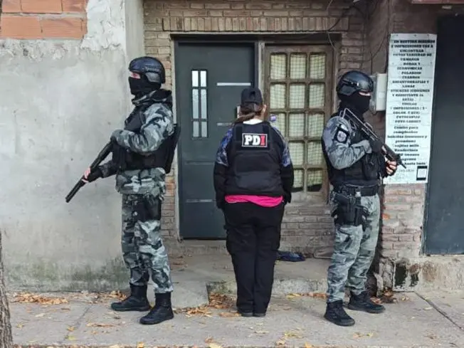 Tres personas fueron detenidas en una serie de allanamientos por amenazas en en los barrios Stella Maris y La Bombacha