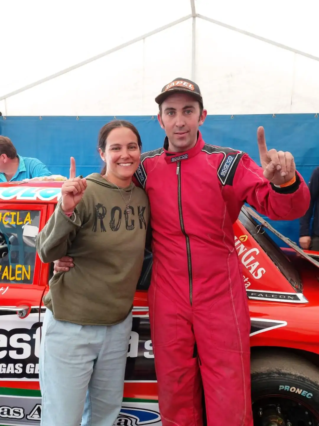 Diego Castañino y su esposa Lucila, festejando la pole.