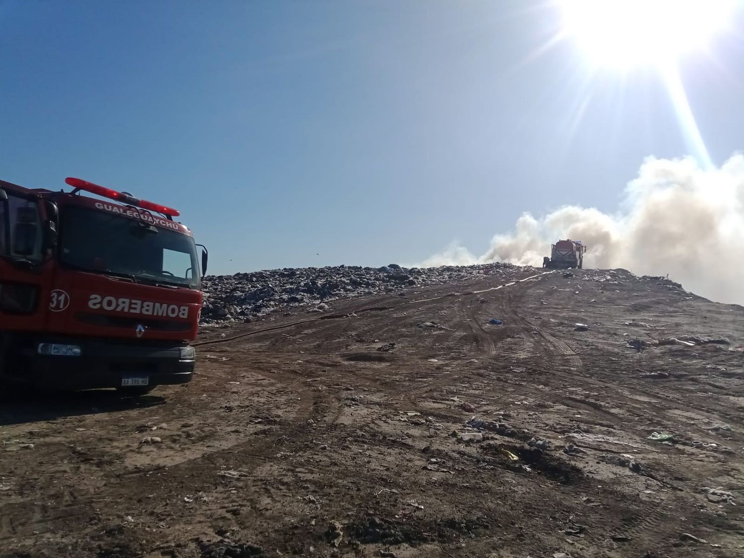 Fuego en el Ecoparque: los bomberos combaten el siniestro