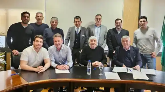 Camioneros acordó una suba salarial del 61% por seis meses y marca un piso para el resto de los gremios