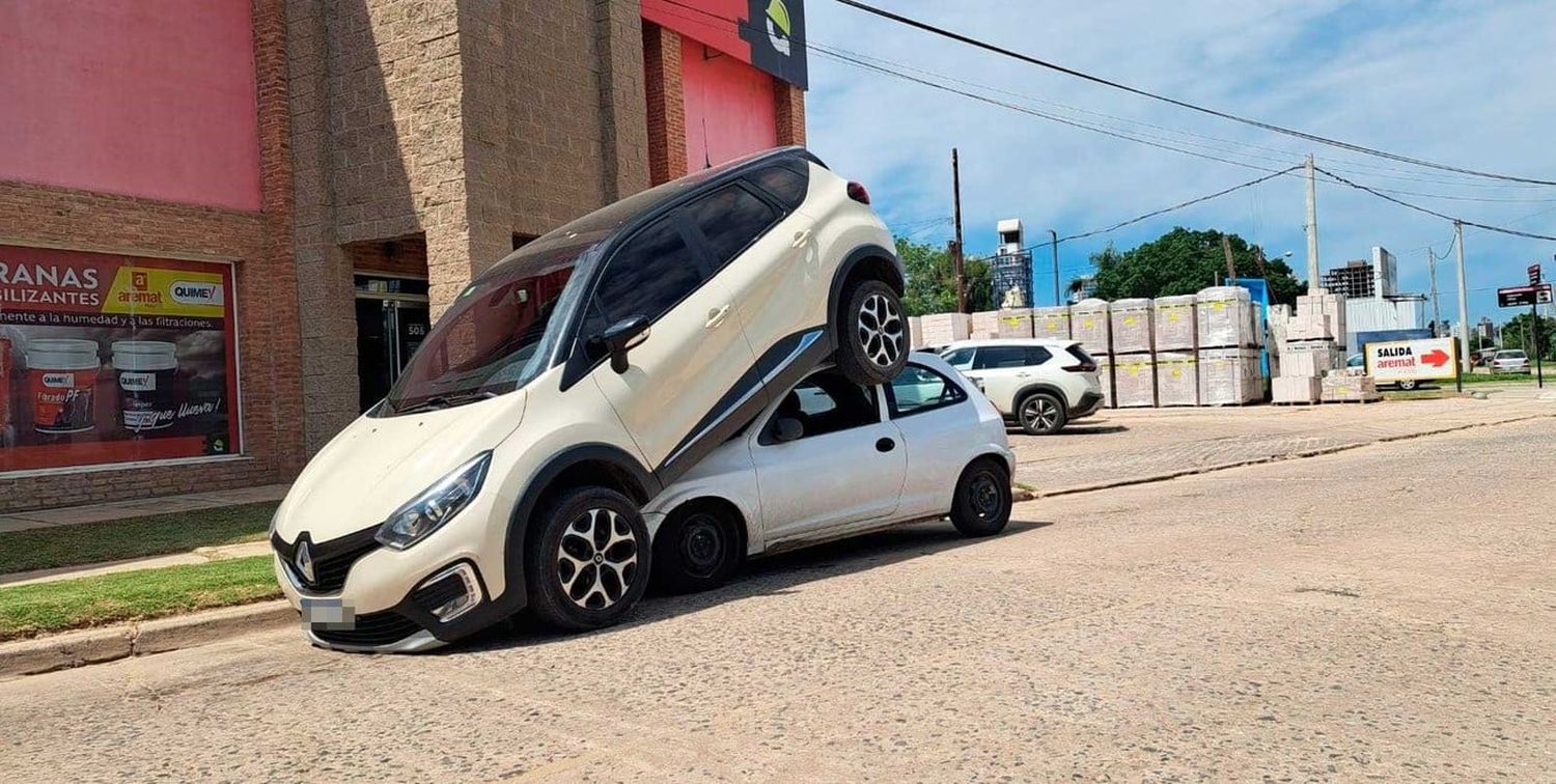 Así quedaron los autos, uno arriba del otro.