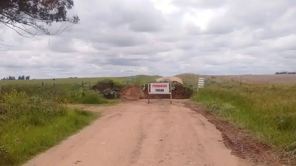 SAN CAYETANO: Clausuraron puente en camino vecinal