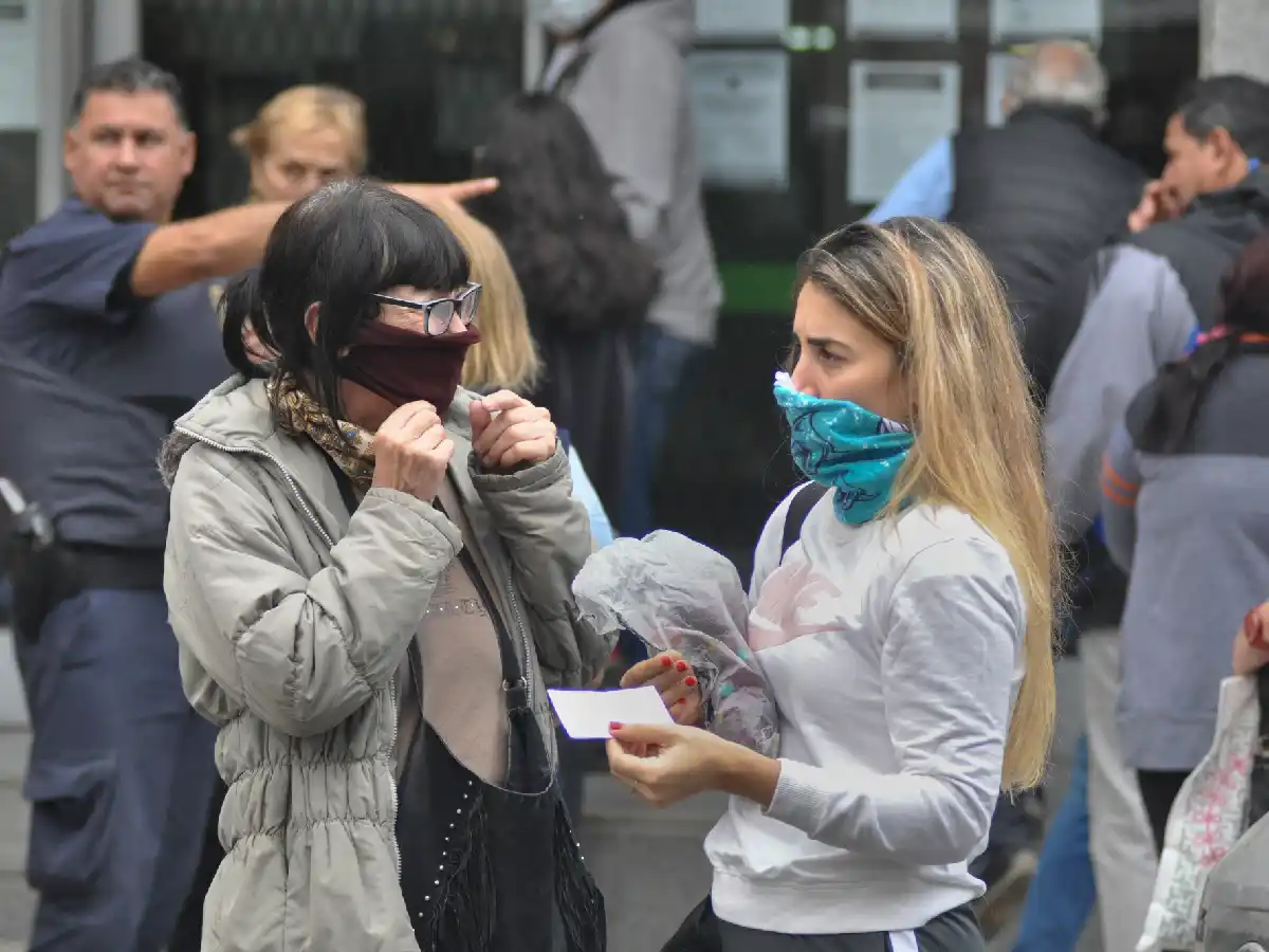 Aclaración oficial: los barbijos caseros protegen al prójimo