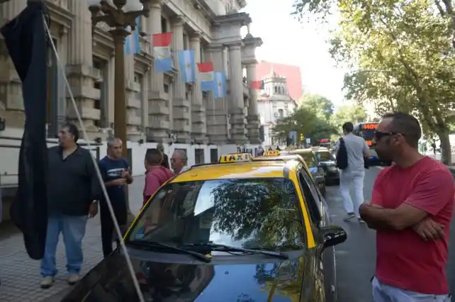 Confirman que el taxista asesinado llevaba mil dólares y 7.500 pesos