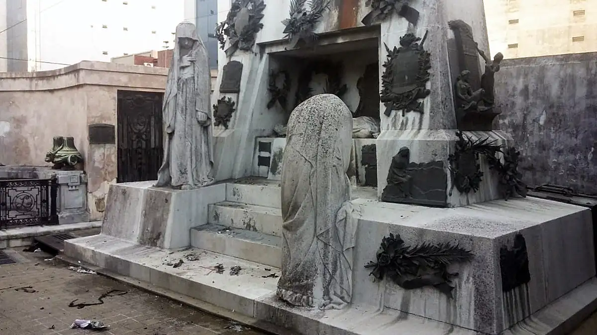 Detuvieron a una pareja tras hacer explotar un artefacto en el cementerio de la Recoleta