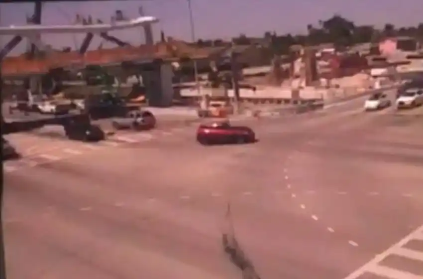 Video: una cámara filmó el momento en el que se derrumbó el puente peatonal
