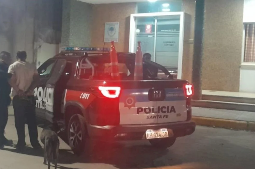 El momento en que el agresor es detenido. Foto: Gentileza