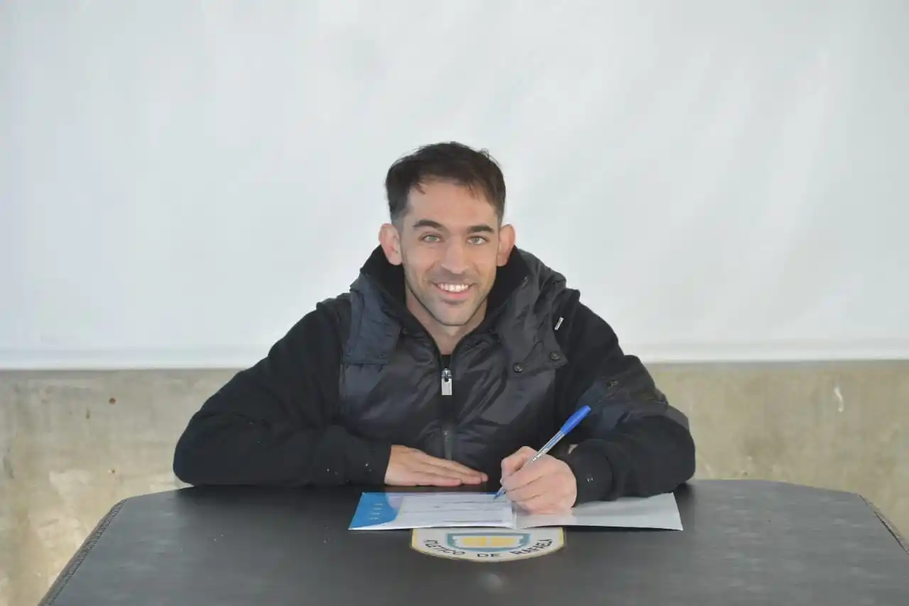 Ijiel Protti firmando el contrato