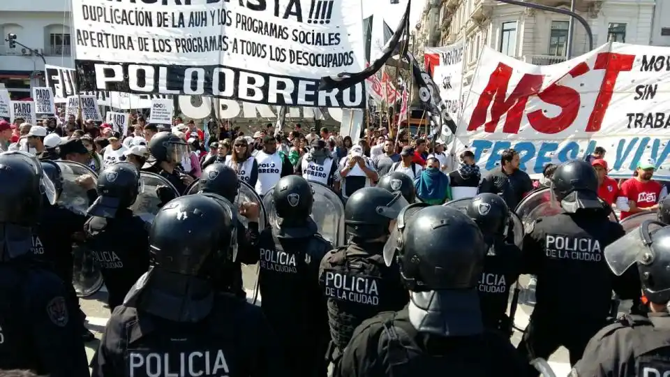 Tensión por una protesta de movimientos sociales en el centro porteño