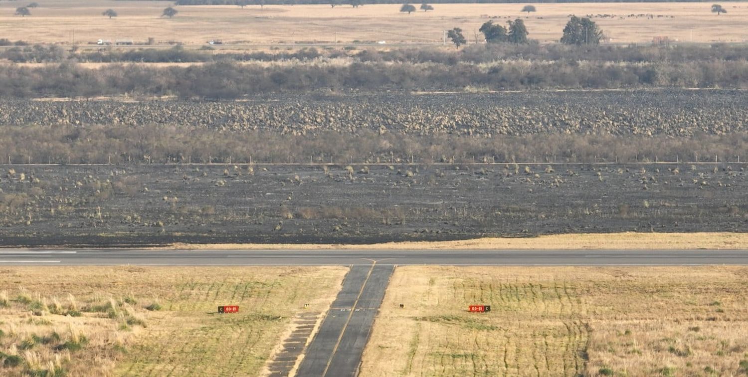 El día después del feroz incendio en inmediaciones del aeropuerto. Crédito: Fernando Nicola.