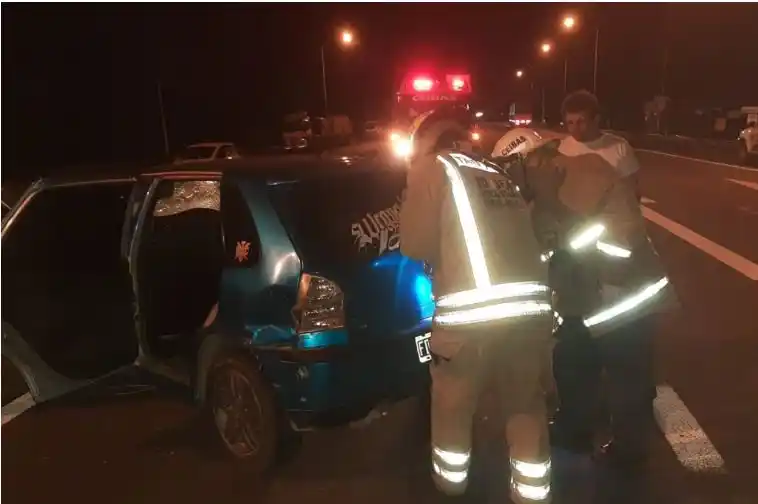 Joven se salva de milagro tras ser embestido por un camión en la Ruta 12