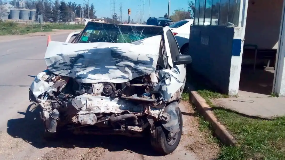 Destruidos. Terminaron el Fiat Cronos y el Volkswagen Gol, tras el fuerte impacto en la banquina de la ruta 88, a la altura del kilómetro 91