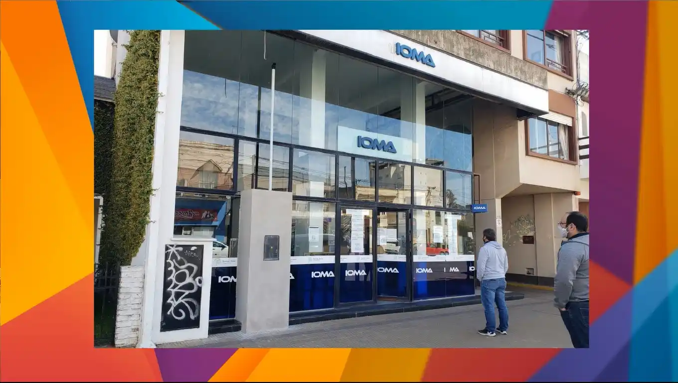 Una mujer que se fracturó la cadera espera postrada en una cama que IOMA le consiga una prótesis