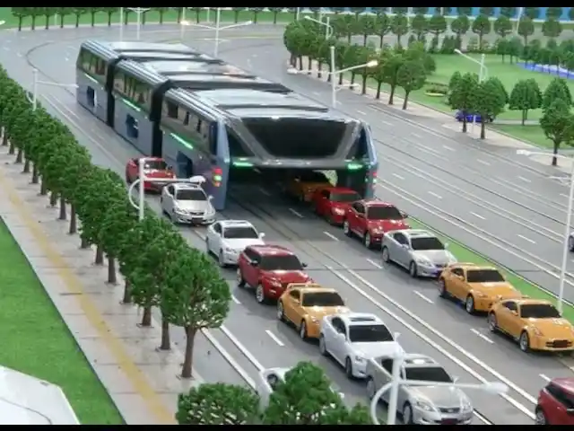 Así es el colectivo del futuro que evita los embotellamientos