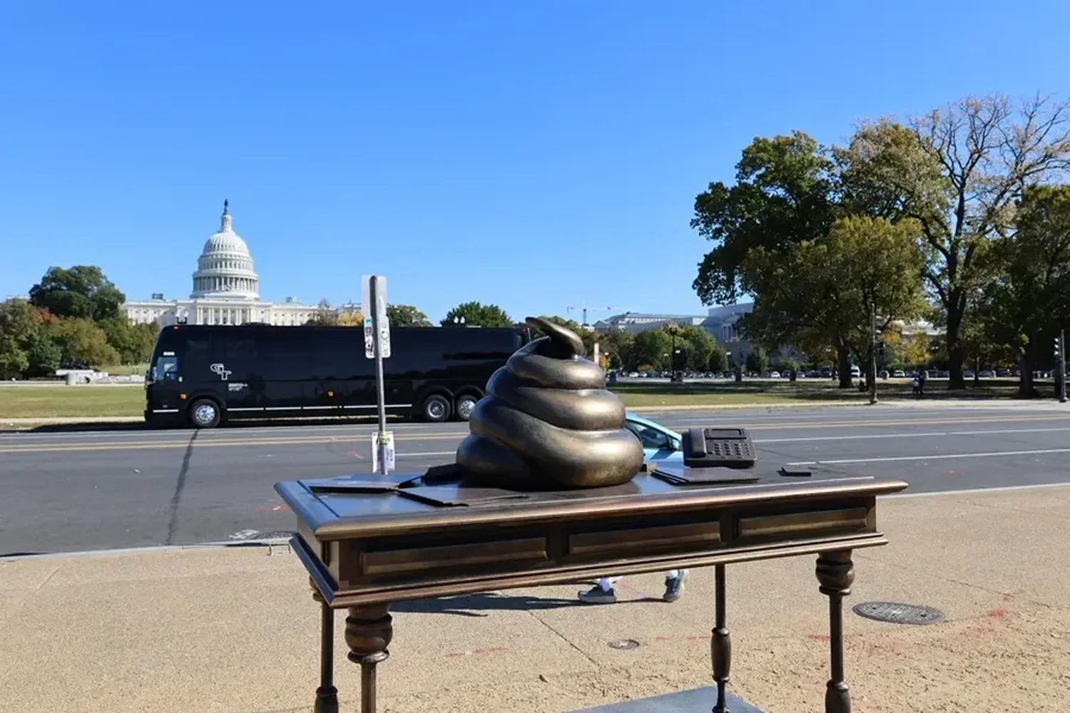 Aparece figura en bronce de excremento frente al Capitolio para recordar el asalto de 2021