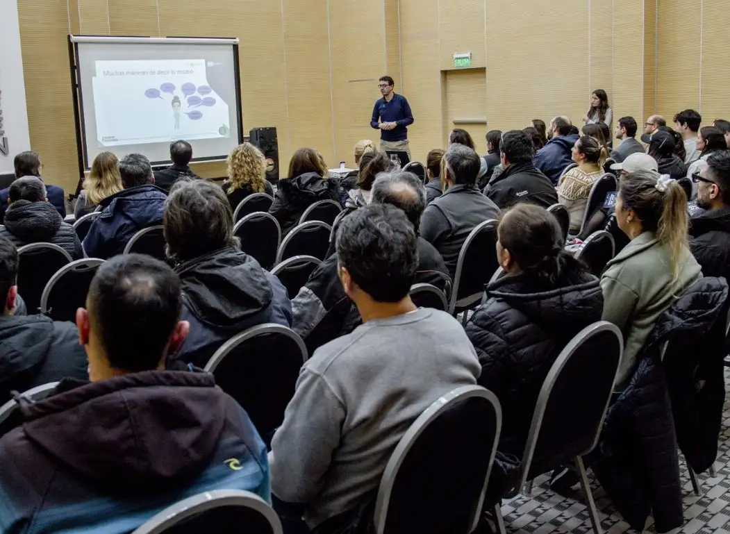 La charla se realizó bajo el lema "Tiempo es cerebro: claves para identificar y actuar rápidamente ante un ACV".