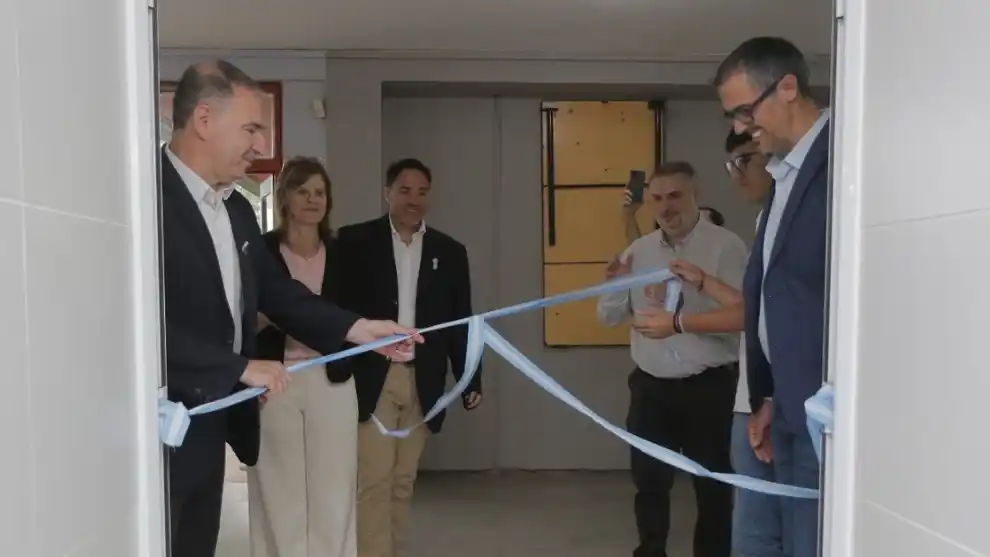 El ministro de Educación, Horacio Ferreyra y el intendente de Morteros, Sebastián Demarchi encabezan el tradicional corte de cintas