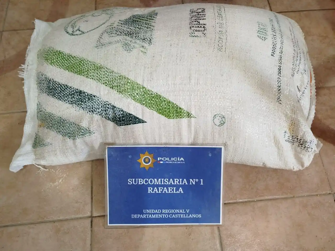 Detuvieron a dos jóvenes con una bolsa de cereal de origen dudoso