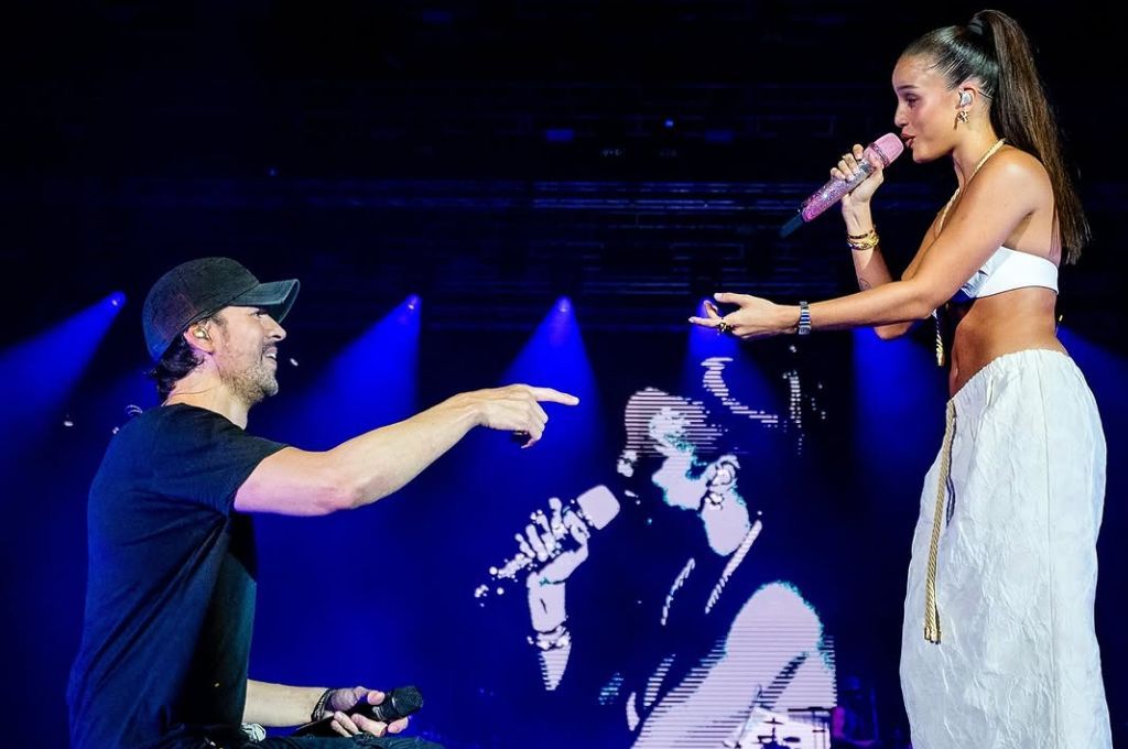 Enrique Iglesias junto a Emilia Mernes