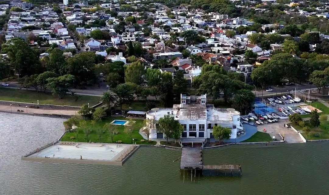 El Club de Regatas inició obra de murallas de contención para la pileta lacustre