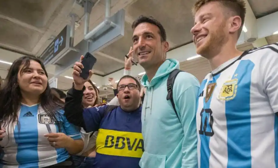 Scaloni llegó a Mallorca, donde fue recibido por argentinos al grito de «Dale campeón»