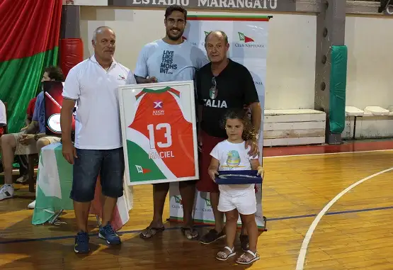 Directivos de Neptunia hicieron un reconocieron a Maxi Maciel