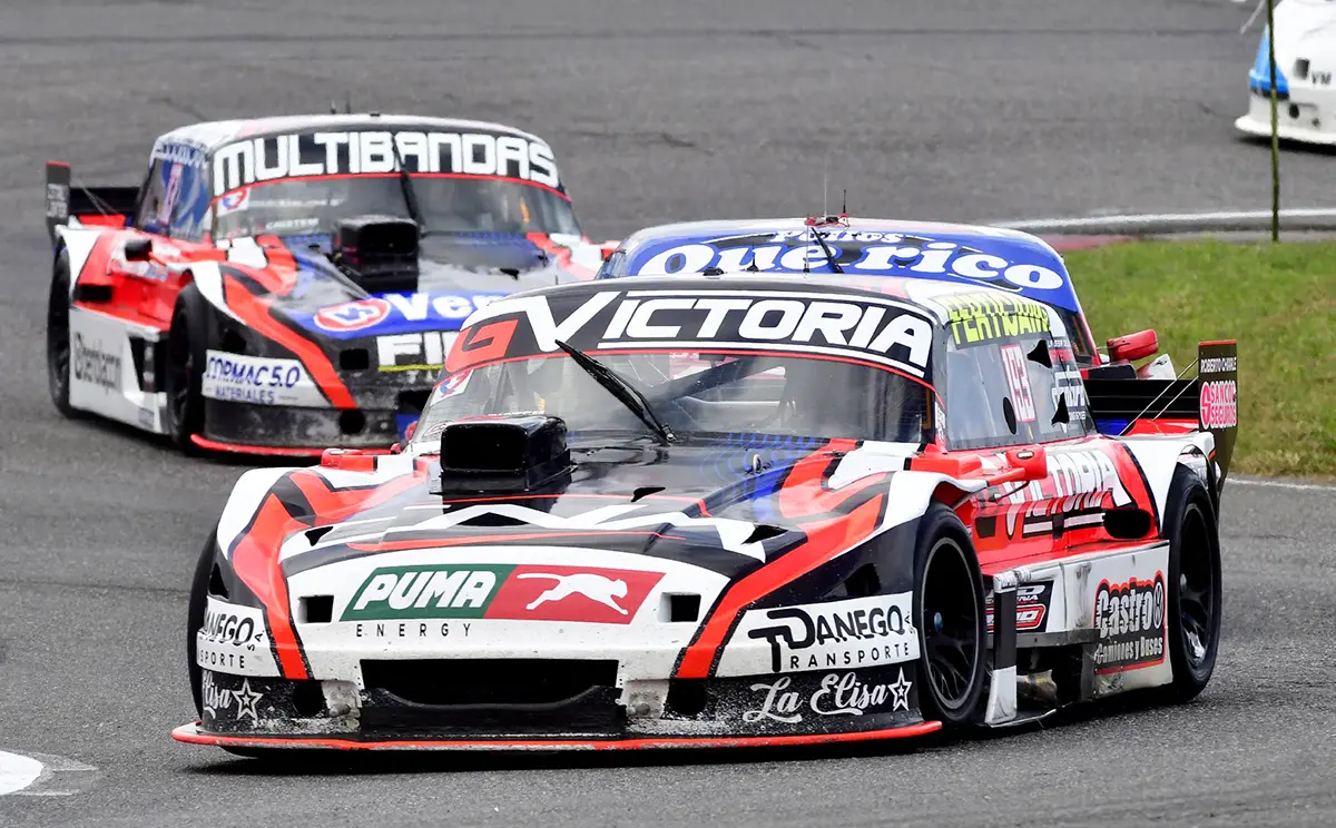 Grato presente. El que sostiene el quequenense Marcos Castro Serrano, con el Ford y arribando cuarto en el veloz autódromo de Rafaela