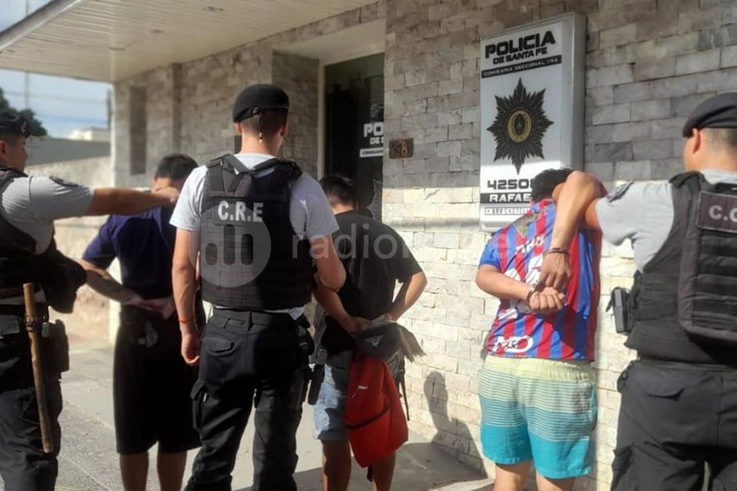 Tres lavacoches a las “piñas” en pleno centro terminaron forcejeando con la policía