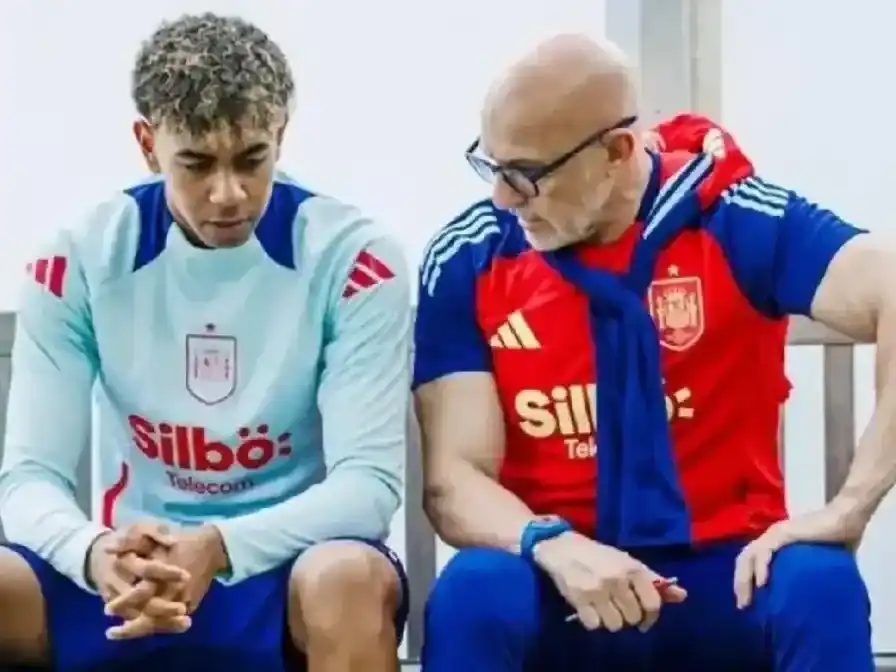 Lamine Yamal junto a Luis De la Fuente, DT de la Selección española Foto: Club Barcelona