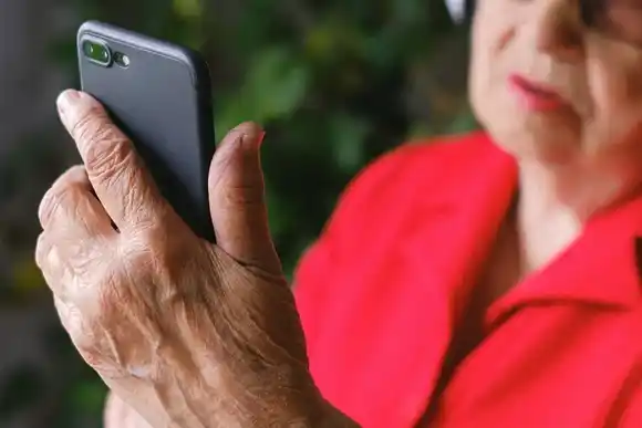 Un delincuente se hizo pasar por amigo del yerno y le robó gran cantidad de dólares a una abuela en Nelson