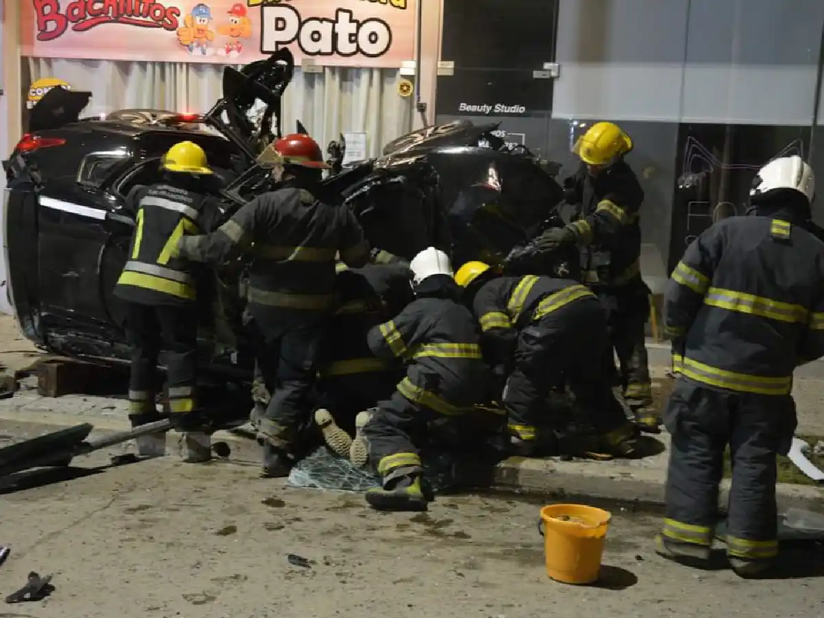 Auto se llevó puesto el semáforo y terminó adentro de un comercio