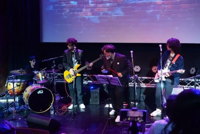 Pablo Vasco y la banda Quieren Rock estarán en el ciclo de humor de El Argentino Bar.