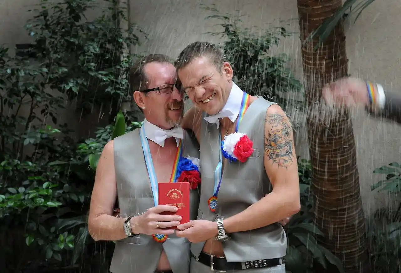 Una pareja de rusos gay se escapó de su país para casarse en Argentina