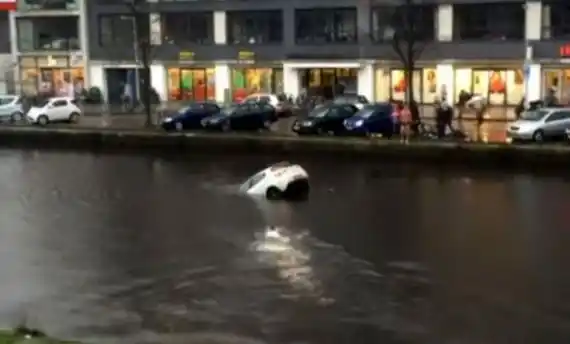 Video: dramático rescate de una mujer y su bebé que cayeron al agua