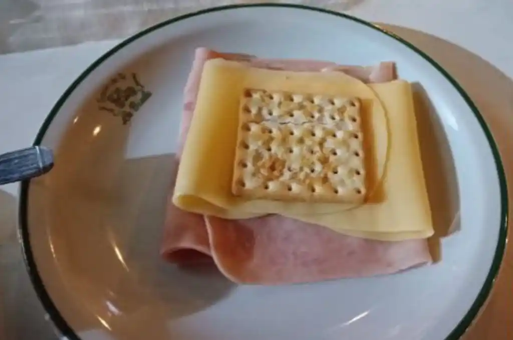 El “sándwich” más caro: pidió una galletita con jamón y queso y le cobraron 1.100 pesos