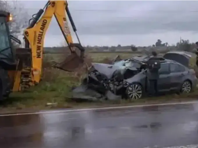 Chocaron contra una retroexcavadora y encontraron casi 200 millones ocultos en el auto