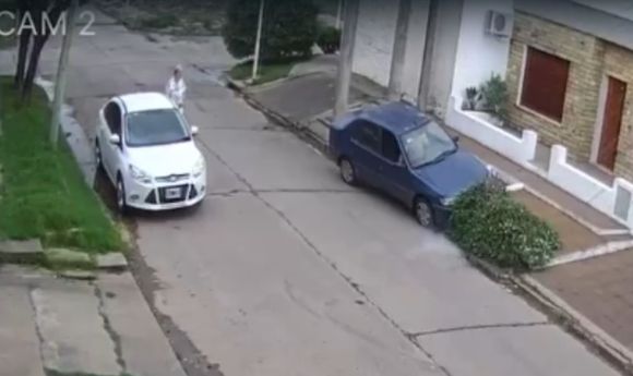 El conductor de un auto y una maniobra brusca “afortunada”