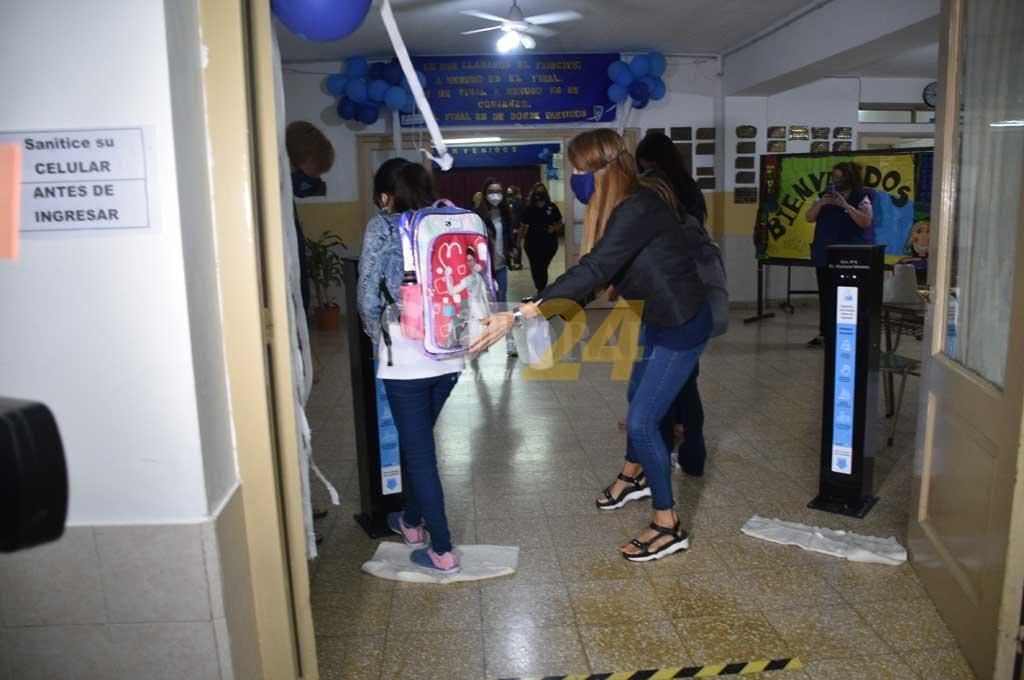 Pandemia: Santa Fe promete revisar los protocolos escolares vigentes