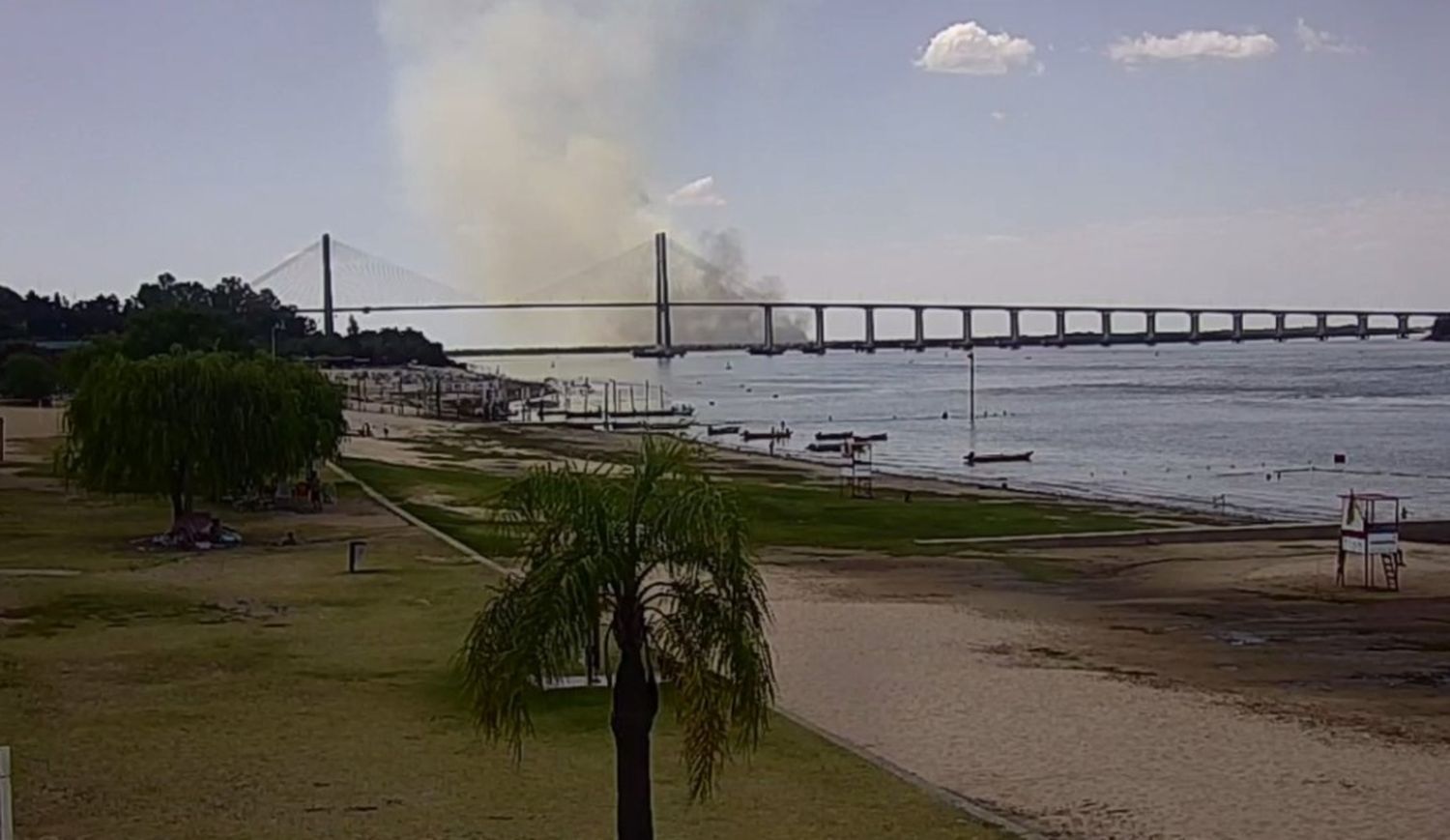 Volvió el fuego frente a Baigorria y prevén la llegada de humo a Rosario y la región